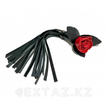 Плеть красная роза с кожаными хвостами от sex shop Extaz фото 3