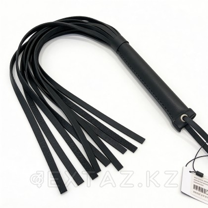 Флоггер из искусственной кожи с черной рукоятью от sex shop Extaz