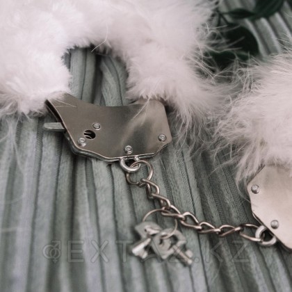 Металлические наручники с белыми перьями Adrien Lastic от sex shop Extaz фото 4