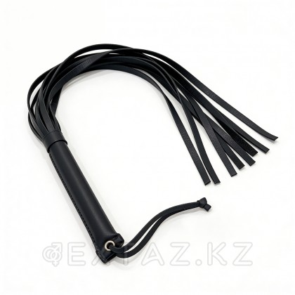 Флоггер из искусственной кожи с черной рукоятью от sex shop Extaz фото 7