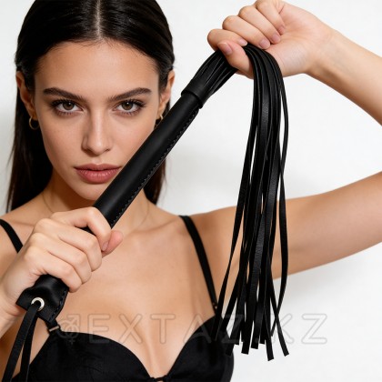Флоггер из искусственной кожи с черной рукоятью от sex shop Extaz фото 8
