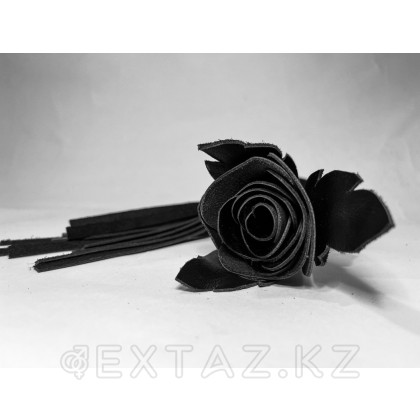 Плеть чёрная роза лаковая с кожаными хвостами от sex shop Extaz