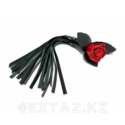 Плеть красная роза с кожаными хвостами от sex shop Extaz фото 3