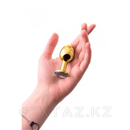 Маленькая золотистая анальная пробка с круглым кончиком и кристаллом от sex shop Extaz фото 4