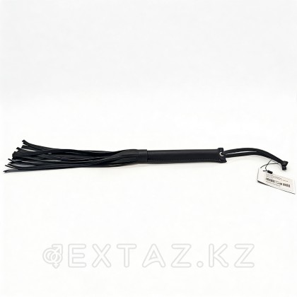 Флоггер из искусственной кожи с черной рукоятью от sex shop Extaz фото 3