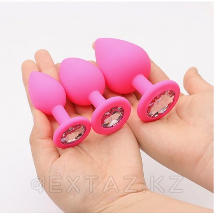 Анальная пробка из розового силикона с белым кристаллом (размер S) от sex shop Extaz фото 2