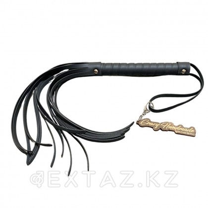 Флоггер из искусственной кожи с черной рукоятью от sex shop Extaz
