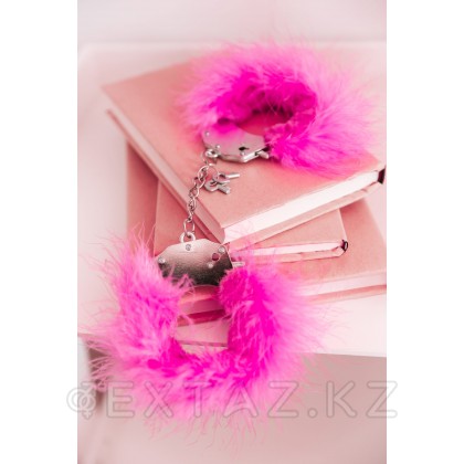 Наручники Adrien LasticМ металл, с розовыми перьями  от sex shop Extaz фото 3