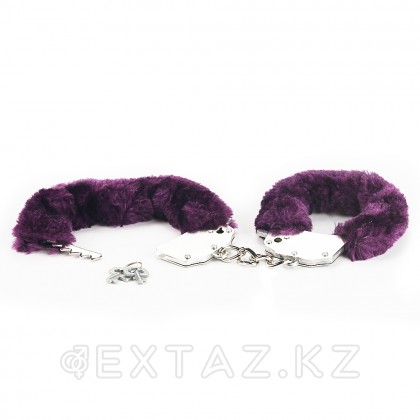 Наручники с мехом фиолетовые - FETISH PLEASURE от sex shop Extaz фото 3