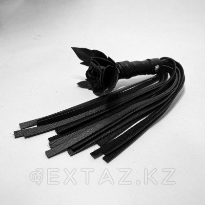Плеть чёрная роза лаковая с кожаными хвостами от sex shop Extaz