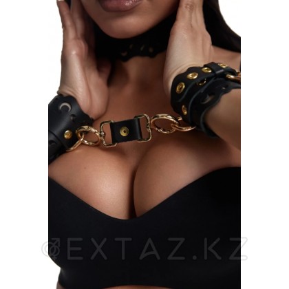 Наручники из черной кожи с узорами и золотой фурнитурой - extaz.kz фото 2 Наручники из черной кожи с узорами и золотой фурнитурой от sex shop Extaz фото 2