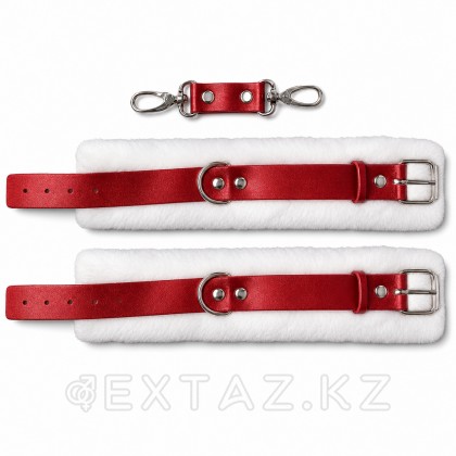 Оковы из натуральной кожи с мехом красные от sex shop Extaz
