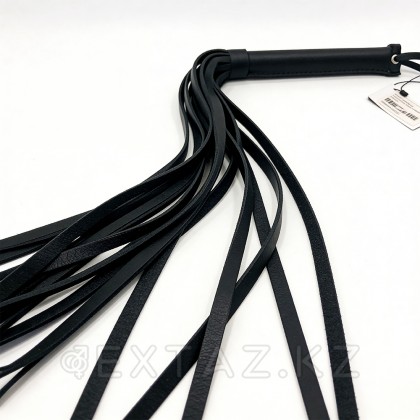 Флоггер из искусственной кожи с черной рукоятью от sex shop Extaz фото 6