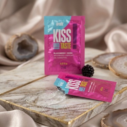 Гель с ароматом ежевики и согревающим эффектом INTT Kiss and taste! 2 мл (саше) от sex shop Extaz фото 2