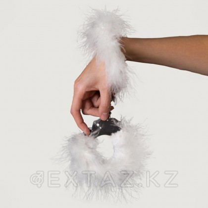 Металлические наручники с белыми перьями Adrien Lastic от sex shop Extaz фото 2