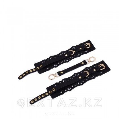 Оковы из черной кожи с узорами и золотой фурнитурой от sex shop Extaz