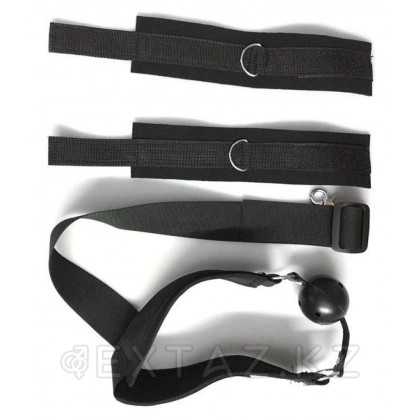 Кляп черный с наручниками для фиксации рук от sex shop Extaz фото 2