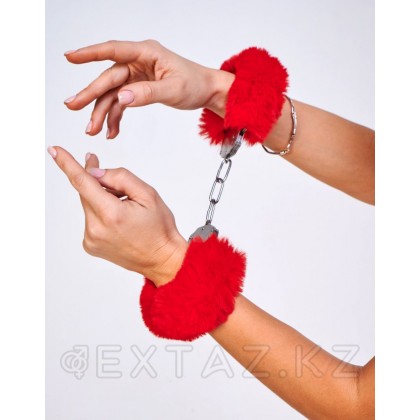 Шикарные наручники с пушистым красным мехом (Be Mine) от sex shop Extaz фото 2