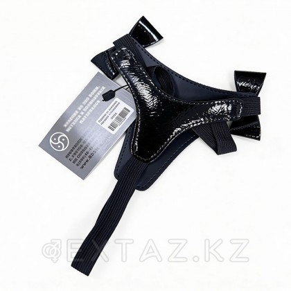 Стринги из эко-кожи лаковые с бантиками от sex shop Extaz фото 3