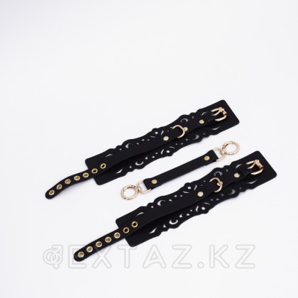Оковы из черной кожи с узорами и золотой фурнитурой от sex shop Extaz