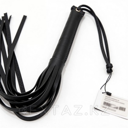 Флоггер из искусственной кожи с черной рукоятью от sex shop Extaz фото 4